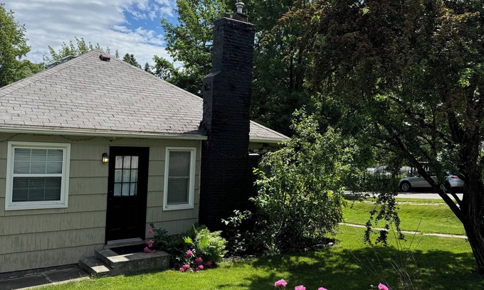 Coeur d'Alene House | Charming 2-bdrm downtown Coeur d'Alene Historic Foster Ave-Garden Districtn