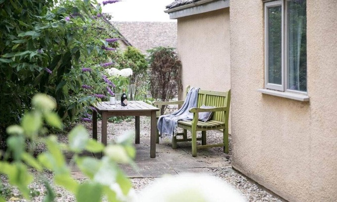 Beverston House | Charming 2 Bed/1 Bath in Beverston Castle