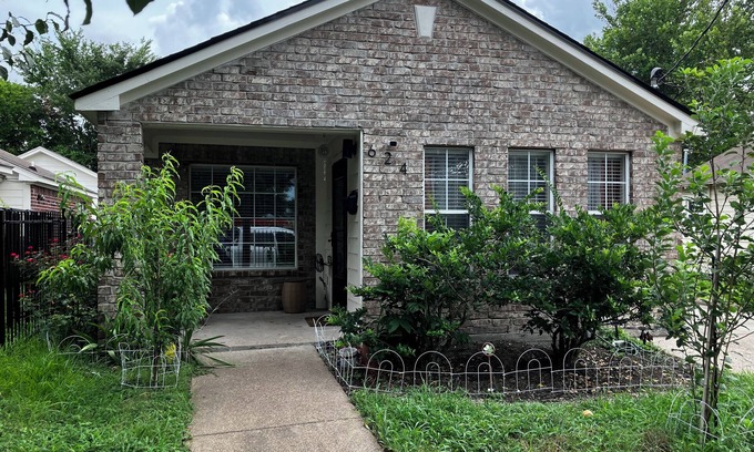 North Houston House | Charming 2-bed with Garden & WiFi in the eclectic Houston Heights near Downtown.