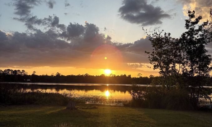 Silver Springs House | Charming 2-bedroom, 1-bath lakefront house in the Ocala National Forest