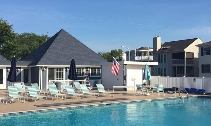 South End Condo | Charming 2-bedroom, 2nd floor condo with pool, AC, & WiFi in Ocean City, NJ
