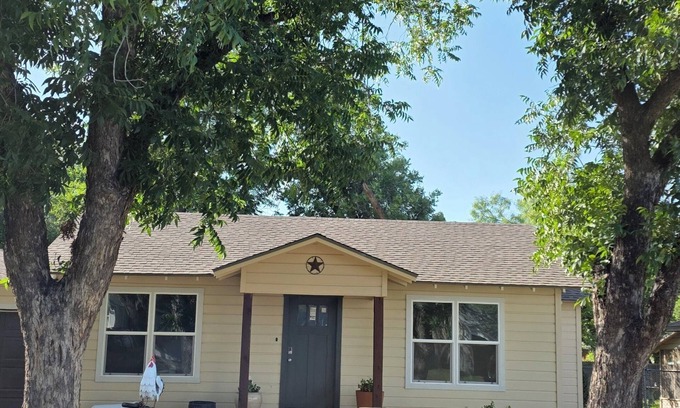 San Angelo House | Charming 2-bedroom bungalow in peaceful San Angelo with WiFi, AC