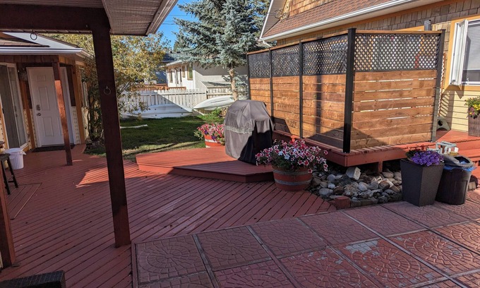 Southwest Calgary House | Charming 2-bedroom building in cool Calgary with private Hot Tub