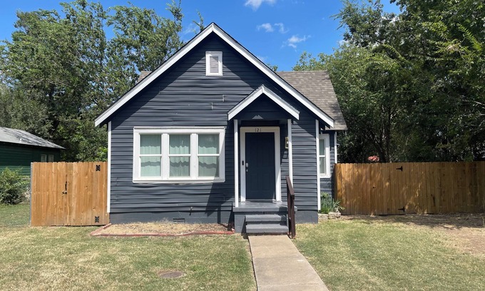 Norman House | Charming 2-bedroom bungalow close to OU campus & hospitals.