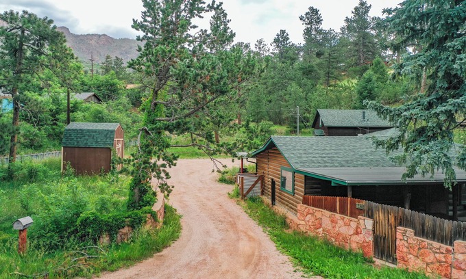 Cascade Cabin | Charming 2-bedroom cabin in gorgeous Cascade with Wifi and hot tub