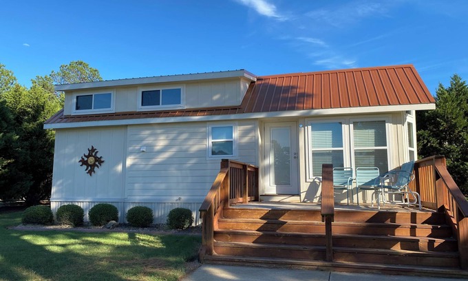 Palestine Cottage | Charming 2-bedroom cottage in the country located on wedding venue property!