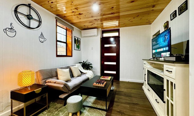 Carlingford Cottage | Charming 2-bedroom cottage with fitness room, WiFi in Epping