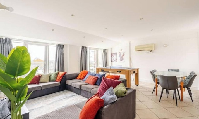 Cathedrals Apartment | Charming 2-bedroom duplex penthouse with AC and WiFi in fabulous London Bridge