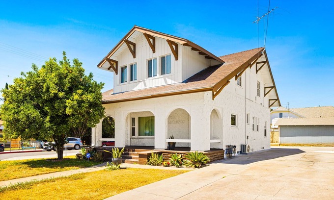 Alhambra House | Charming 2-Bedroom Family Home in LA/Great Location with Complimentary Parking!