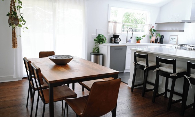 West Ashley House | Charming 2-bedroom house in beautiful Charleston with full kitchen, AC, patio