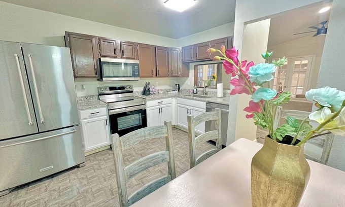 The Colony House | Charming 2-bedroom house in The Colony with WiFi, AC