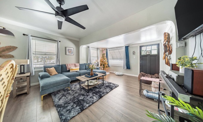 Woodmere House | Charming 2-bedroom house in Woodmere with AC