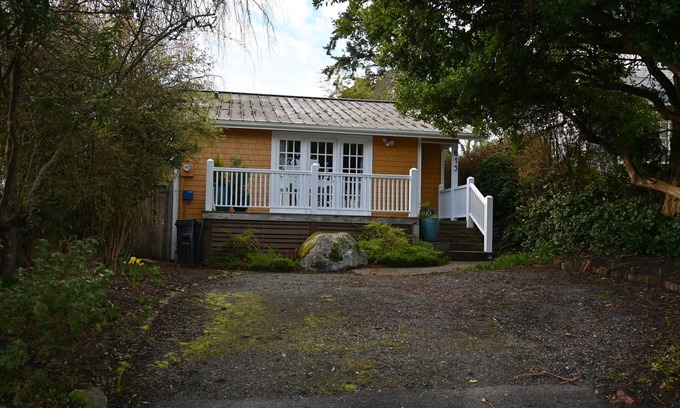 Langley House | Charming 2-bedroom house in downtown Langley.