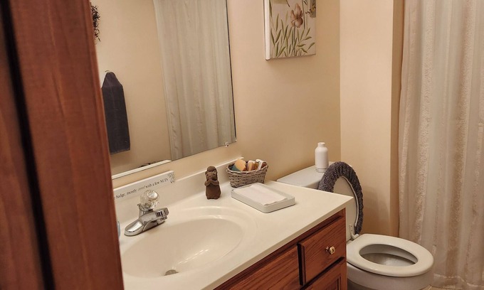 Milford House | Charming 2-bedroom house in delightful Milford with AC