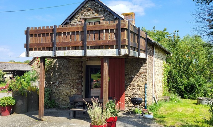 Cuille House | Charming 2-bedroom house in soothing Cuillé with WiFi