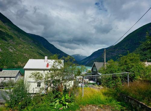 Ardalstangen Apartment | Charming 2-bedroom loft by UNESCO site Jotunheimen and Vettifossen!