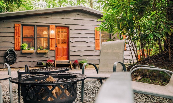 Boone Ski Chalet | Charming 2-bedroom Boho Chalet with AC and WiFi in Blowing Rock