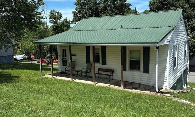 Fayetteville House | Charming 2-bedroom house. Walk to town Quiet neighborhood. 1 mile to NRG bridge!