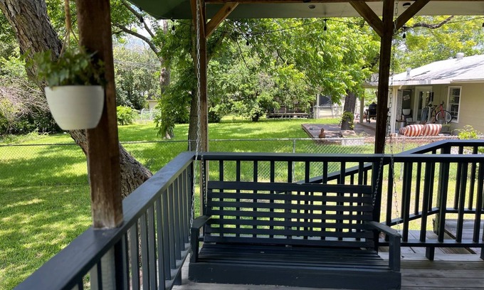 Crestview House | Charming 2 BR in Crestview - HUGE Backyard