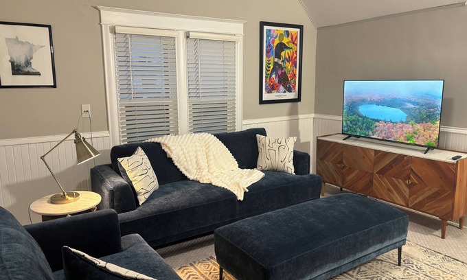 Bottineau House | Charming 2 BR Top Floor Retreat in NE Mpls Arts District!