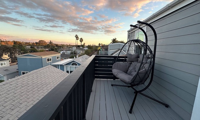 Leucadia House | Charming 2-story cottage - Private Deck AND Balcony with view