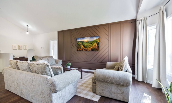 Fenelon Falls Apartment | Charming 2Bdrm Stay in the Hear of Fenelon Falls | Walk to Lake Cameron