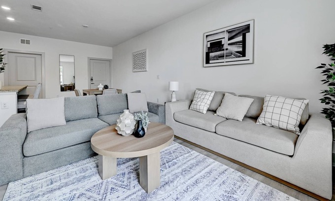 East Oak Hill Apartment | Charming 2BR Apt w/ Hill Country Setting & City Access