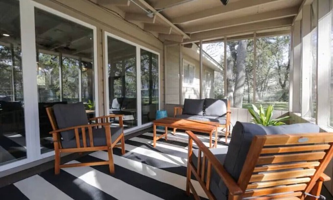 MLK House | Charming 3-BDR East Austin Retreat with Spacious Backyard
