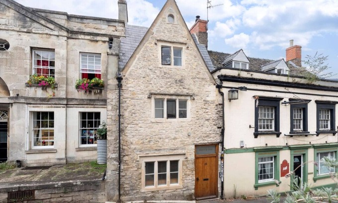 Stroud House | Charming 3-Bed Cottage in Central Stroud