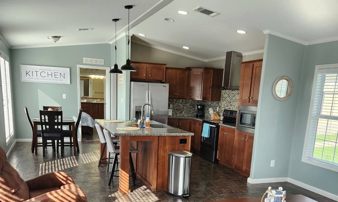 Lake Jackson House | Charming 3 bed-home near Surfside -plenty of onsite amenities