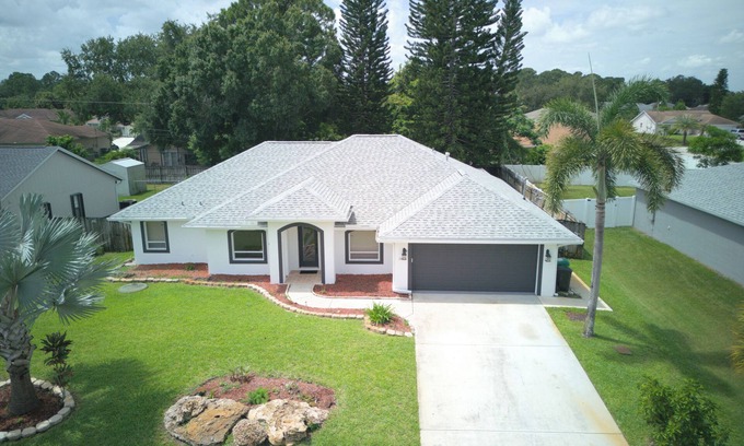Port Saint Lucie House | Charming 3-bedroom house with Pool & AC & WiFi in fantastic Port St. Lucie