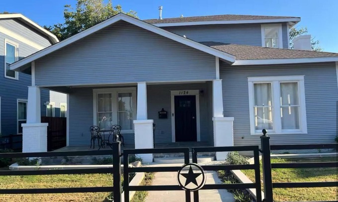 Fort Worth House | Charming 3-bedroom house in Fort Worth with WiFi, AC
