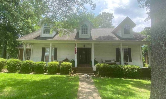 Starkville House | Charming 3-bedroom house centrally located in Starkville. Quiet neighborhood.