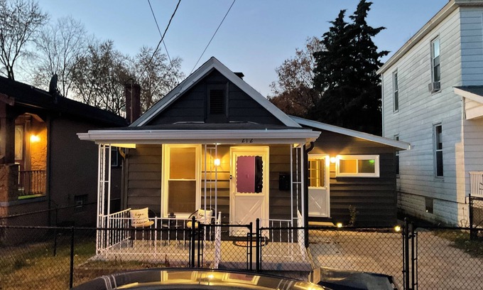 Latonia House | Charming 3-bedroom house with AC and WiFi in welcoming Covington.