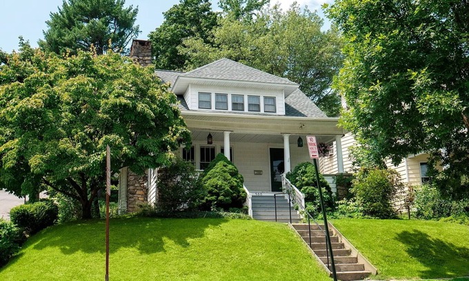 Peekskill House | Charming 3-bedroom house with AC, WiFi in Peekskill