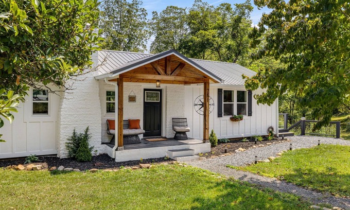 Canton House | Charming 3-Bedroom Home - Power, Water, Fast WiFi, Firepit, Grill - 25m to AVL