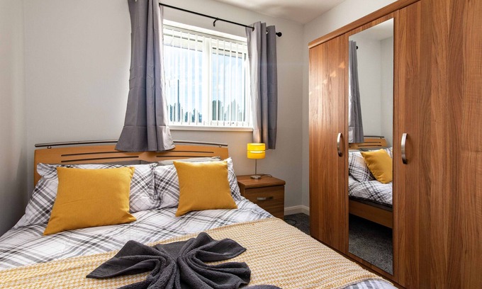 Gateshead House | Charming 3-Bedroom in Wealcroft