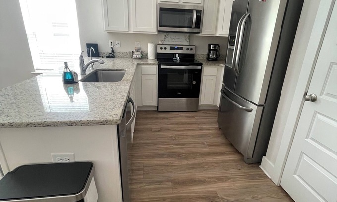 Pine Forest House | Charming 3-bedroom townhome with WiFi and AC near I-10