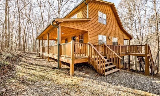 Blairsville Cabin | Charming 3 bedroom, 3 bathroom Cabin w/Game room. Wifi, wrap around porches
