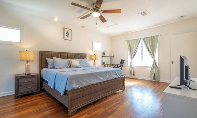 Jefferson House | Charming 3-bedroom house in serene San Antonio with WiFi, AC