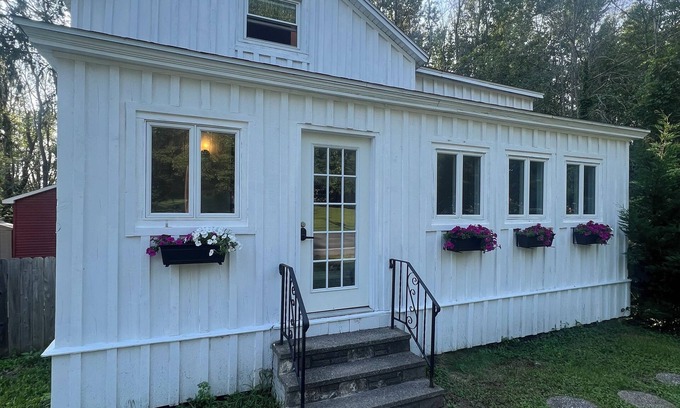Skaneateles House | Charming 3-Bedroom Farmhouse Getaway: Cozy Comfort in Skaneateles