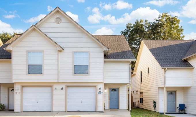 Tomball House | Charming 3 br Blue Door Townhome