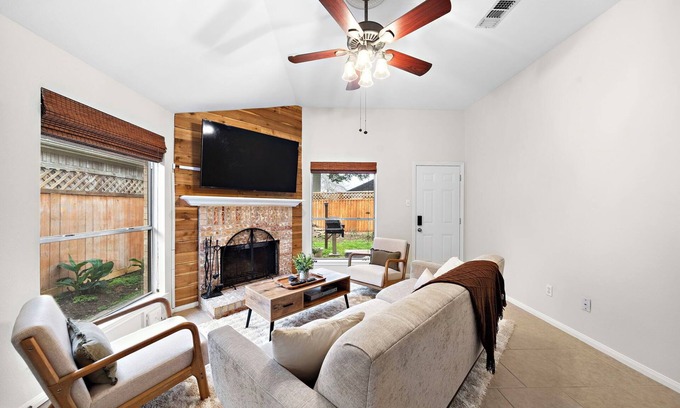 Tomball House | Charming 30+ day stay - 3-bedroom home - Tomball with WiFi, AC