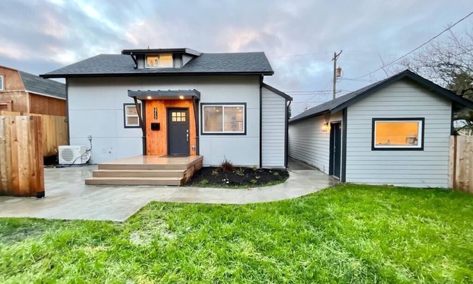 South Tacoma House | Charming 3BD Cottage with Garage, AC, Fast Wi-Fi