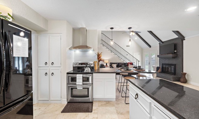 Lake Jackson House | Charming 3BR Home w/Outdoor Dining on Buttercup Street
