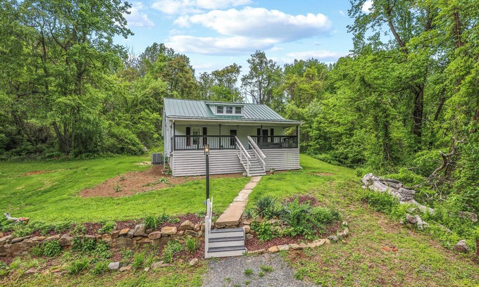 Nellysford Other | Charming 4-bedroom farmhouse in brilliant Roseland/The Hen House