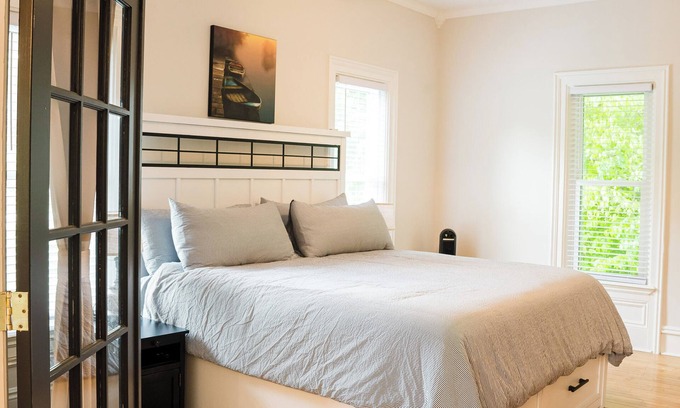 Fennville House | Charming 4-bedroom Modern Farmhouse Close to Wineries, Apple Orchards & Lakes!