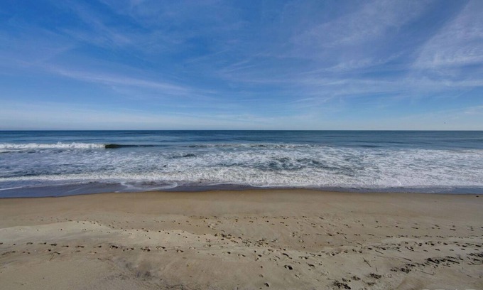 Buxton Cottage | Charming 4-bedroom oceanfront cottage with AC and WiFi in Buxton.