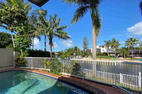Mermaid Waters House | Charming 4 Bedroom Waterfront Home W/Pool Near Casino