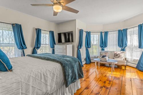 Mystic House | Charming 4BR Victorian Mystic Downtown